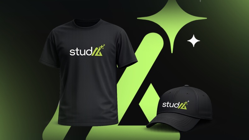 Kit StudAÍ físico — camisa e boné com a logo